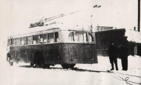 Куйбышев. Первые троллейбусы ЯТБ-2, на конечной у Вокзала