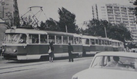 Поезд 1171+1172+1173 из трех вагонов Tatra T3, работающих по СМЕ с двумя пантографами, на пересечении ул. Ново-Садовой и ул. Осипенко.
