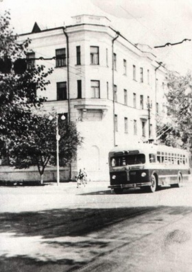 Троллейбус МТБ-82, угол улиц Льва Толстого и Садовой