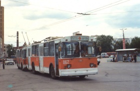 Троллейбусный поезд ЗиУ-682 862+863 у Железнодорожного вокзала. Фото: Ааре Оландер, 8.06.1995 г.