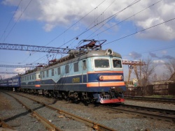 Электровозы ЧС2-803 и ЧС2-661 с поездом Жигули