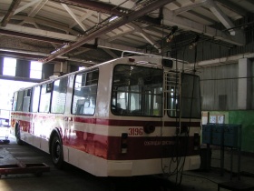 Блестит свежей краской троллейбус, только что прошедший плановый ремонт